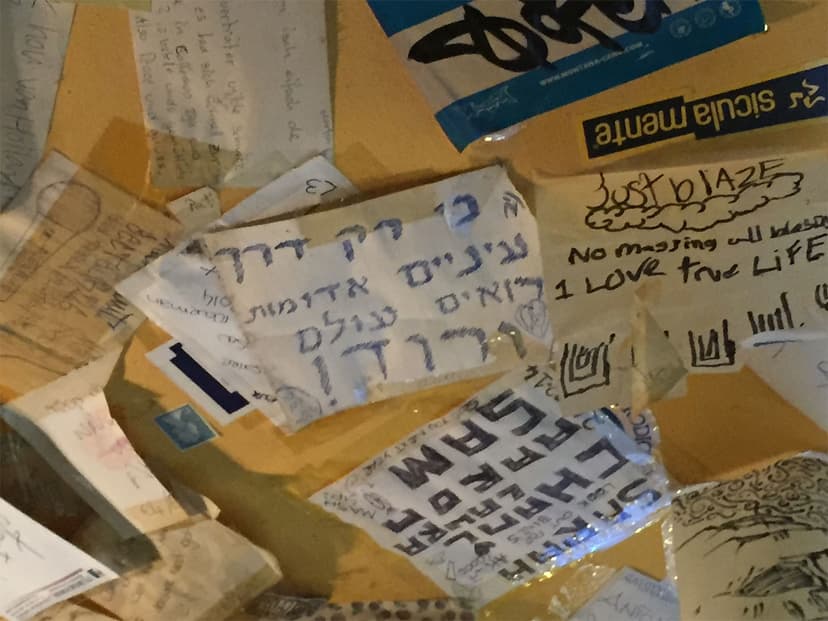 דה סינט The Saint אמסטרדם קופי שופ עם פוקוס על כיף, בתפריט תמצאו קנאביס ופוקוס על חשיש.